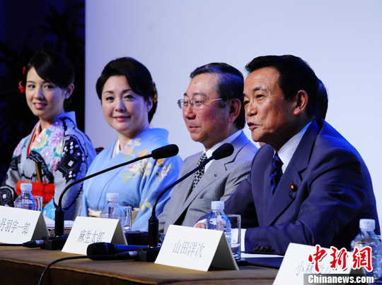 资料图：日本副首相兼财务大臣麻生太郎（右一）。/p中新社发 侯宇 摄